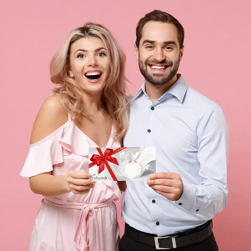 Mann und Frau freuen sich über Geschenkgutschein für Muttermilchschmuck | Muttermilchschmuck | Schmuck aus Muttermilch